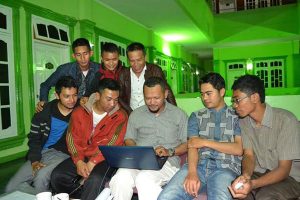 WRB (memegang laptop) bersama bebujang Gayo. (foto : sipena) 