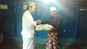 Adam Muklis Berikan bantuan