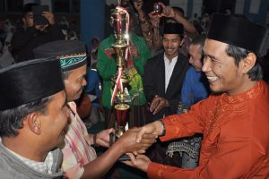 Adam Mukhlis serahkan tropi Juara Umum