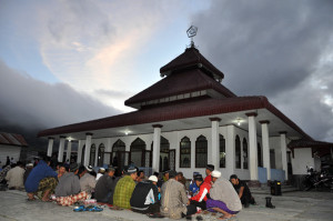 Buka puasa bersama di halaman masjid Jagong Jeget. (LGco_Khalis)