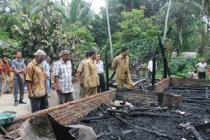 Bupati Bireuen Tinjau Rumah Terbakar Milik Warga Miskin