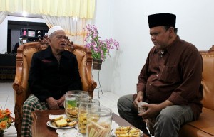 Iklil Ilyas Leube bersama Ulama Kharismatik Gayo Mahmud Ibrahim