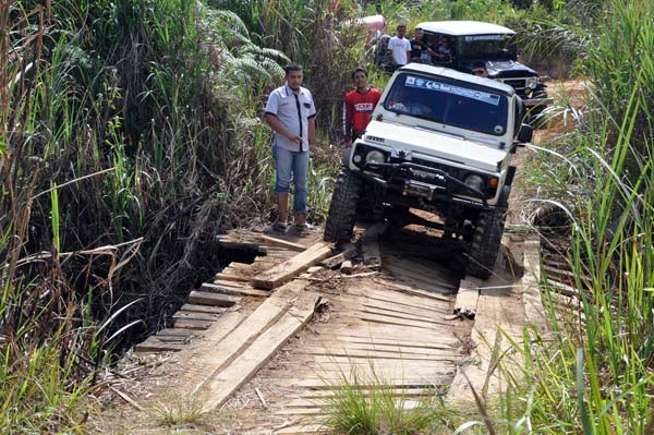 Melintasi jembatan yang nyaris ambruk. (LGco_Khalis)