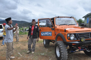 Kapolres Aceh Tengah, AKBP Dodi Rahmawan dengan mobil offroadnya bersama pimpinan PT. Ketiara Kopi, Bambang. (LGco_Khalis)