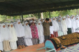 Shalat Jenazah Iklil Ilyas Leube