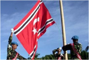Win Yoga tengah mengibarkan bendera. (Foto. Ist)