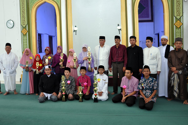 Para juara MHQ berfoto bersama Bupati Aceh Tengah.(LGco_Khalis)