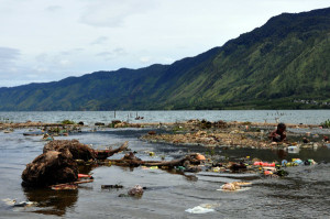 Serakan sampah di Pante Menye. (LGco_Khalis)