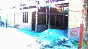 Proses pembangunan rumah warga korban gempa Gayo yang belum selesai. (LGco : Man)