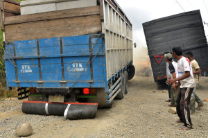 Dua truk bermuatan beton menghalangi jalan. (LGco_Khalis)