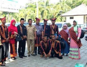Aparat Kampung Uning Pune dan Camat Putri Betung