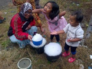 Warga mengumpulkan hujan yang disertai es di Jagong Jeget