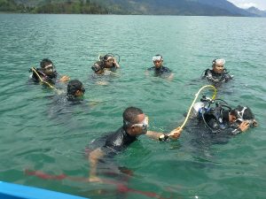 Penyelam GDC Bersiap Kibarkan Bendera Merah Putih. (Foto : Irwan)
