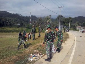 Personel Koramil Linge Bersihkan Sampah