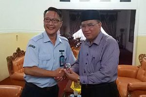 Kepala Seksi Administrasi Sub-Direktorat Indikasi Geografis, Ditjen HKI-Kemenkumham RI, Saky Septiono dan Bupati Aceh Tengah, Ir.H.Nasaruddin,MM. (foto:ist)