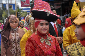 Peserta karnaval budaya, Sayyidina Zahra Ridha Pramitha dengan pakaian adat Sumatera Utara