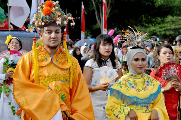 Teuku Kemal Fasya (kiri) saat mengikuti karnaval HUT RI ke-70 di Blangpadang, Banda Aceh. (foto: Joe Samalanga)