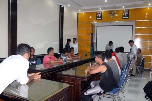 Para ABK Kapal KSD 05 Yang Tenggelam di Laut Jangka Sesaat Setelah Tiba di Polres Bireuen Setelah di Selamatkan Tim SAR (Foto, TARMIZI A. GANI)