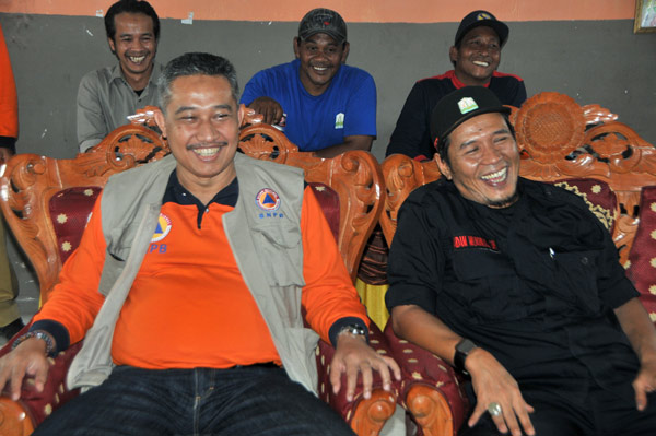 Adam Mukhlis (kanan) dan Taufik Kartiko dari BNPB Pusat (kiri)