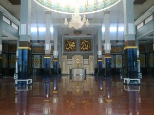 Bagian dalam masjid Agung At-Taqwa Kutacane. (LGco_Riduwan Piliang)