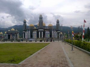 Masjid Agung At-Taqwa Kutacane dari taman kota. (LGco_Riduwan Piliang)