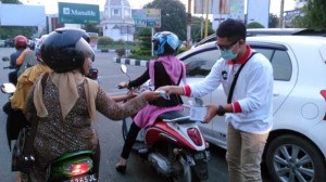 Rakan Mualem Bagikan Masker Kepada Warga Kota Banda Aceh