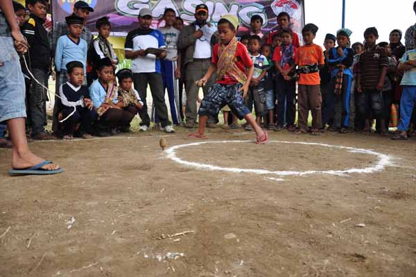 Perlombaan Gasing pada Festival Gasing Gayo 2011 oleh FORMI Aceh Tengah. (Wein Mutuah)