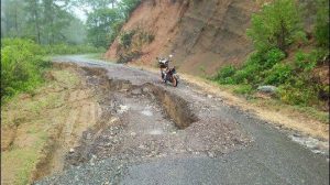 Jalan hampir amblas di jalur Isaq-Jagong. (LGco : Mahbub)