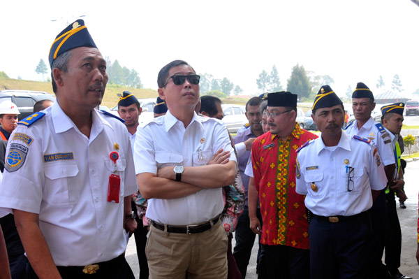 Menhub RI Ignasius Jonan di Bandara Rembele. (LGco_Eed)