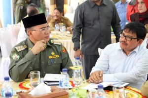 Bupati Aceh Tengah, Nasaruddin dan Kepala Bainprom Aceh, Iskandar pada pertemuan koordinasi promosi kopi di Takengon. (ist)