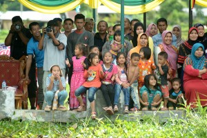 Penonton lomba dayung perahu Gayo. (LGco_Munawardi)
