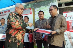 Gubernur Aceh Serahkan Penghargaan Kepada 7 Tokoh Antikorupsi