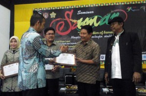 Iranda menerima Piagam Penghargaan Seminar Saman dari Disbudpar Aceh (LGco_Ansar)