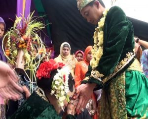 Tradisi injak telor dalam acara pernikahan masyarakat jawa