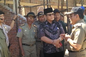 Anda Suhada (berpeci)