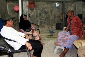 Cek Mad saat menjenguk Aswin Manaf di kediamannya. Aswin adalah abang kandung Muzakir Manaf atau Mualem