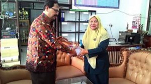 Fathan saat menyerahkan buku Inspirasi dari Gayo