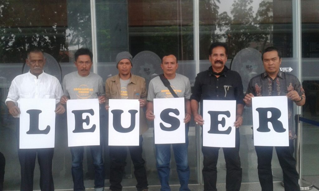 Aman Jarum (dua dari kanan) bersama anggota GeRAM di PN jakarta Pusat