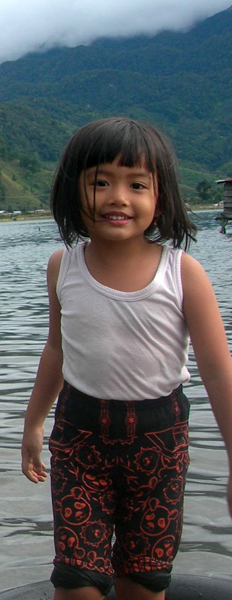Tyara Rafanaura kecil saat bermian di Danau Lut Tawar. (foto doc. Win Wan Nur)