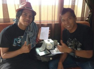 Ervan saat menunjukkan kertas bertuliskan lirik milik Kiwil yang meminta diaransemen menjadi lagu (Ist)