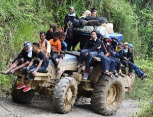 Alat berat jonder satu-satunya kendaraan yang bisa digunakan untuk melewati jalur menuju Desa Lesten (Foto: