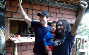 Sadikin Gembel bersama seorang buyer kopi dari Belanda. (LGco_Khalis)