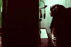 Foto seorang perempuan sedang take vocal yang Ervan posting di akun medianya (Ist)