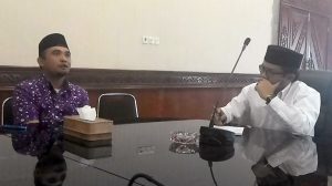 Kepala sekolah SMP IT Azzahra, Arbie Misra,S.Si (kiri) dan Wakil Bupati Aceh Tengah Khairul Asmara.(LGco_Zuhra Ruhmi)