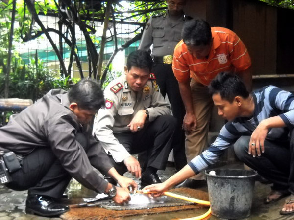 Dodi Rahmawan sedang berusaha meninakkkan bom. (foto : Dok KBR 68H)