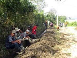 Gotong Royong Bersihkan Saluran Air