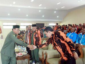 Bupati Aceh Tengah, Nasaruddin bersalaman dengan Sekjen Majelis Pimpinan Nasional Pemuda Pancasila, Teuku Muhammad Nurlif pada acara pelantikan MPC PP Aceh Tengah periode 2015-2019