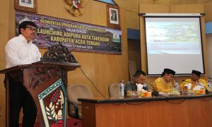Kepala Bapedal Aceh, Iskandar di Takengon. (foto : Humaskab Aceh Tengah)
