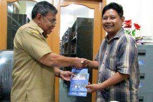 Foto: Penyerahan buku ‘Gayo 6,2 SR bagi Perpustaakaan Aceh.(Supri Ariu | LGco)
