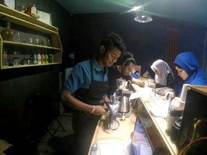 Barista Gaterbas Coffee saat melayani pengunjung (Ist)